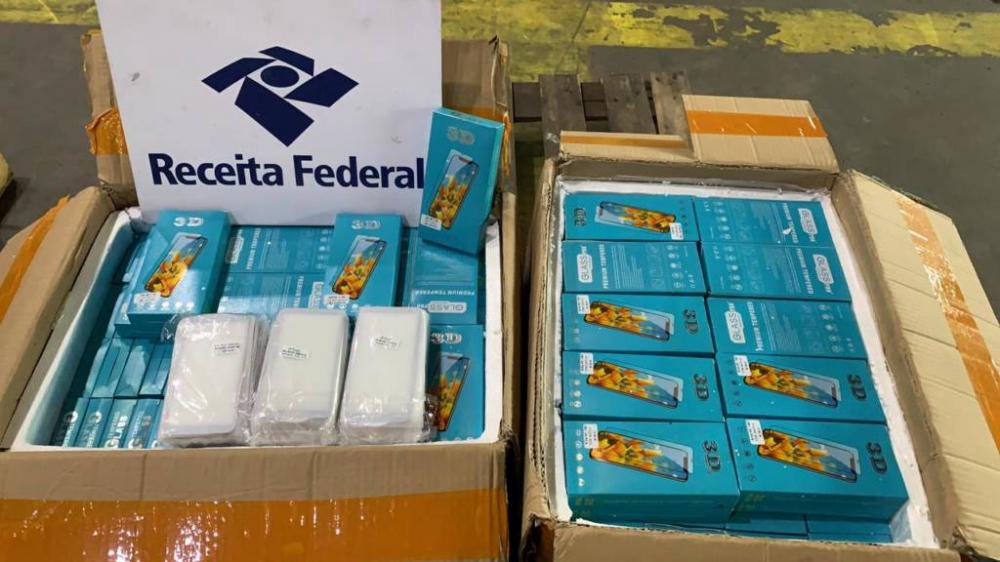Receita Federal apreende mais de R$1 milhão em acessórios para celulares em Manaus