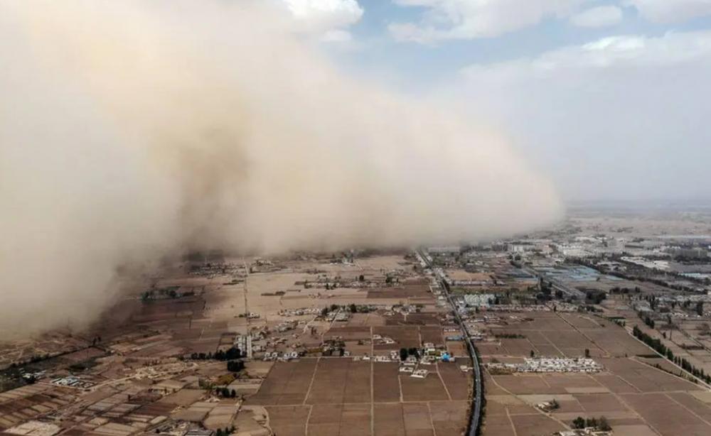 Tempestade de areia cobre cidade e provoca acidentes de trânsito na China
