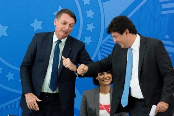 Bolsonaro contesta Mandetta sobre atraso na vacinação no país