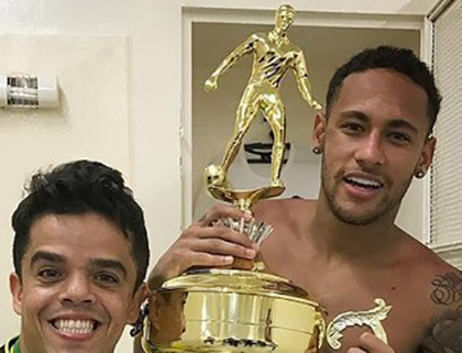 Neymar tira foto e detalhe leva fãs à loucura nas redes sociais 