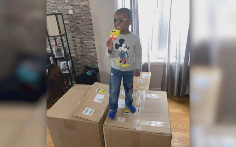 Menino de 4 anos pega cartão de crédito da mãe e gasta US$ 3 mil em picolés