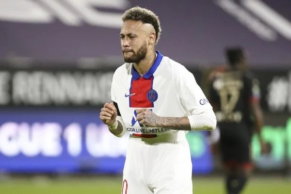 Neymar leva cartão e reclama: “Obrigado por me tirar da final”