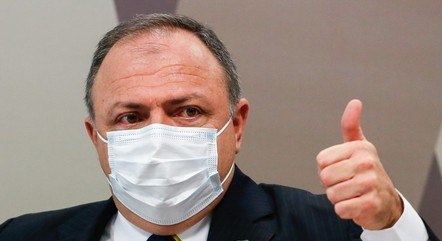 Pazuello passa mal e é atendido por senador após depoimento à CPI