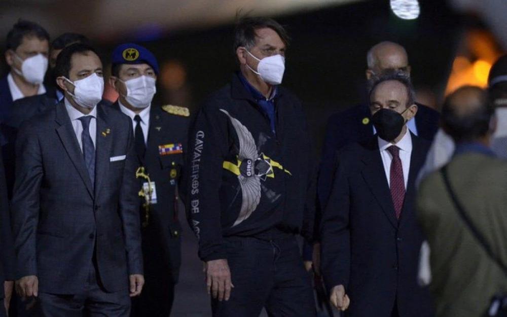 Bolsonaro é questionado por usar máscara em visita ao Equador: 'duas caras?'
