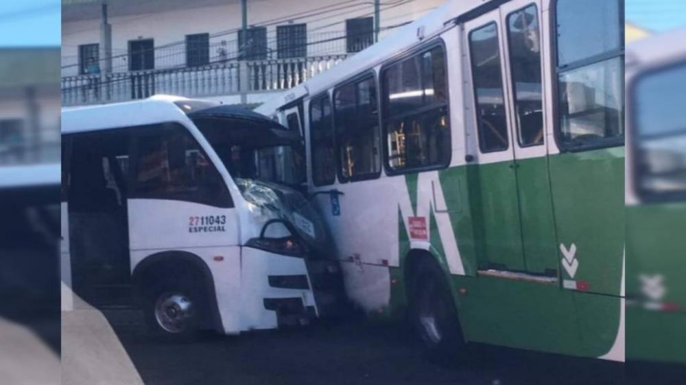 Passageiros ficam feridos em colisão de micro-ônibus com transporte público em Manaus
