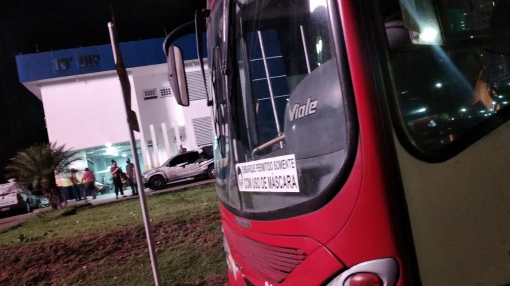 Após balear passageiro, assaltante é agredido dentro de ônibus no AM