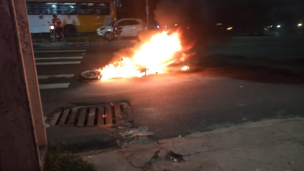 Em Manaus, moto pega fogo após motociclista perder o controle