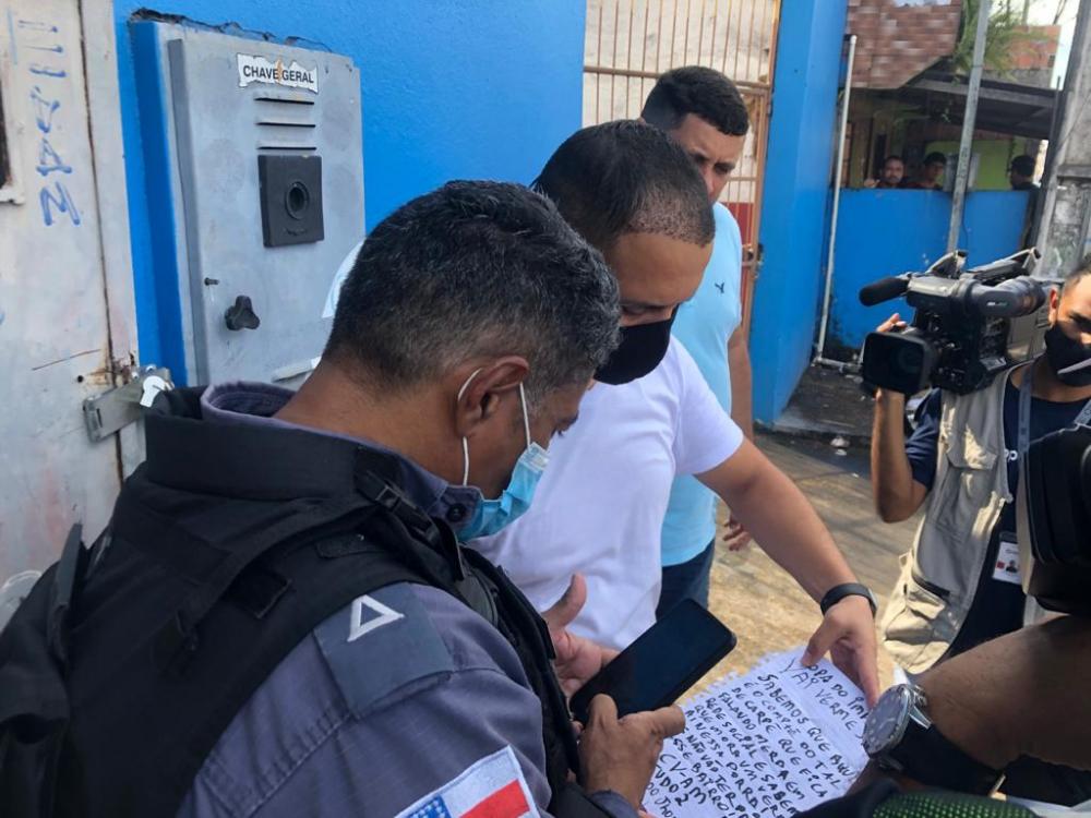 Comitê do Capitão Carpê é atacado na Compensa e CV deixa bilhete