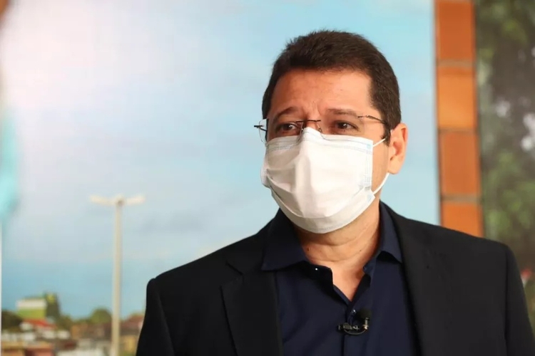 Secretário de Saúde do AM deixa prisão e pede exoneração