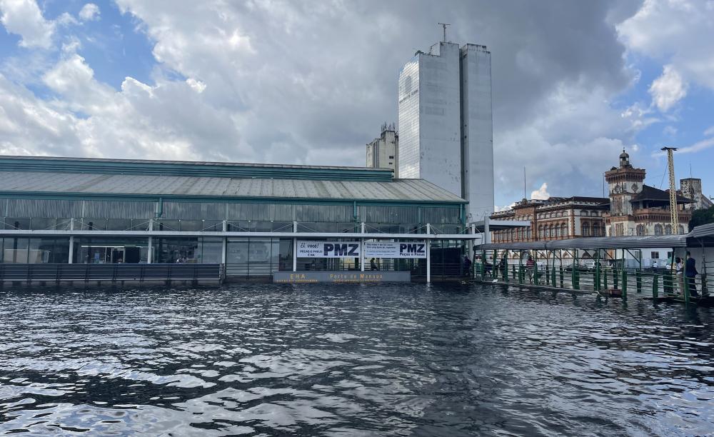 Rio Negro começa a baixar e dá sinal de vazante em Manaus