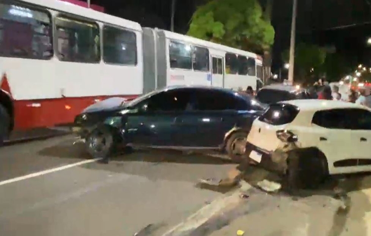'Racha' termina em acidente e destruição de oito veículos em Manaus
