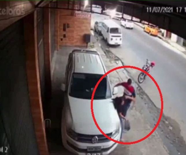 Câmera de segurança mostra o momento em que um homem violento agride a socos uma mulher em Manaus. VEJA VÍDEO