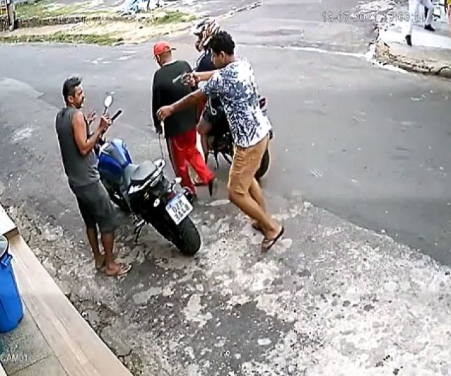 Câmera de segurança flagra dois bandidos assaltando um homem em Manaus. VEJA VÍDEO