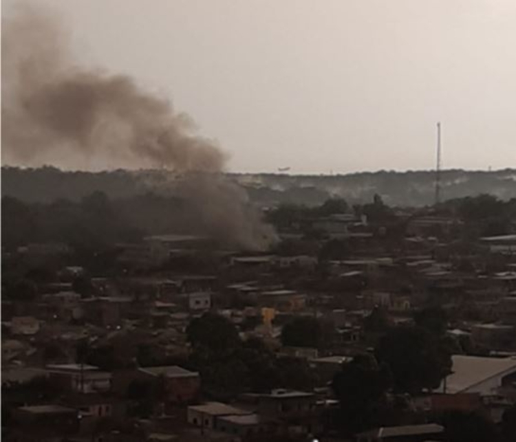 Incêndio em ferro velho desespera moradores em Manaus
