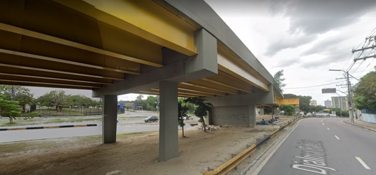 Motociclista é arremessado de viaduto após ser atingido por carro em Manaus