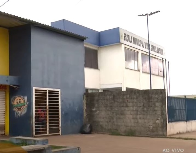 Trancados a cadeado, familiares realizam velório de cantor de forró Romarinho Mec 