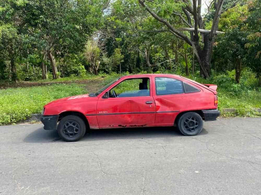 Recém-nascido é encontrado abandonado dentro de carro em rua de Manaus