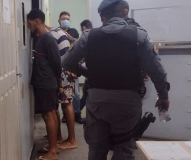 Trio é preso ao parar para abastecer carro roubado de motorista de app em Manaus