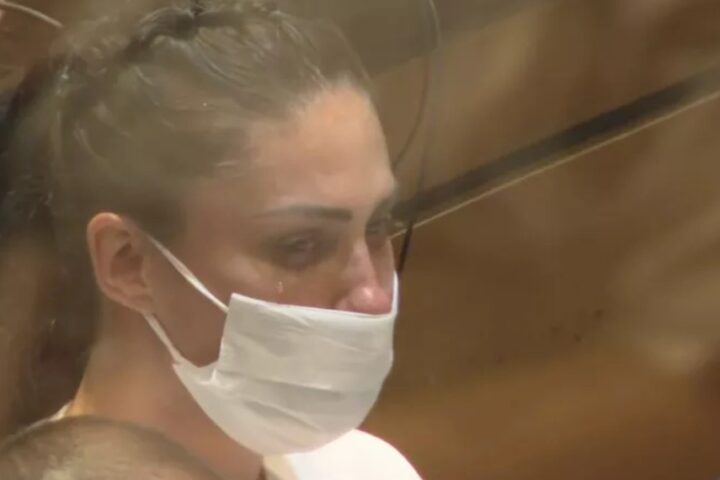 Mãe do menino Henry chora e passa mal durante audiência 