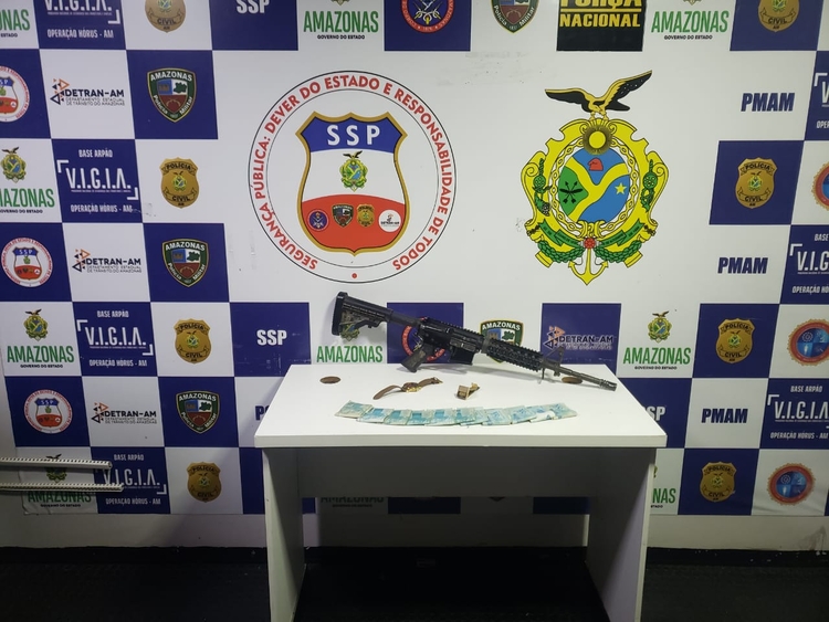 Trio é preso com fuzil em embarcação no Amazonas