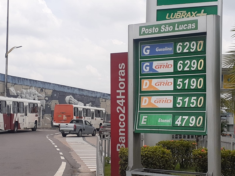 Deputados devem votar lei que prevê redução no custo da gasolina