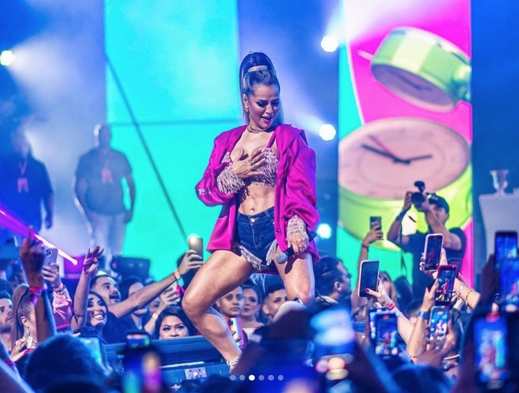 Deolane Bezerra faz primeiro show com holograma de MC Kevin