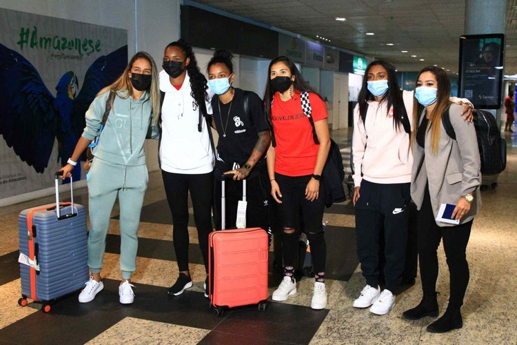 Seleção feminina chega a Manaus para jogo na Arena da Amazônia