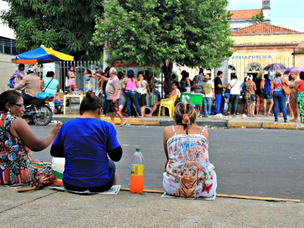 Após mortes, parentes de presos fazem plantão em frente a cadeia
