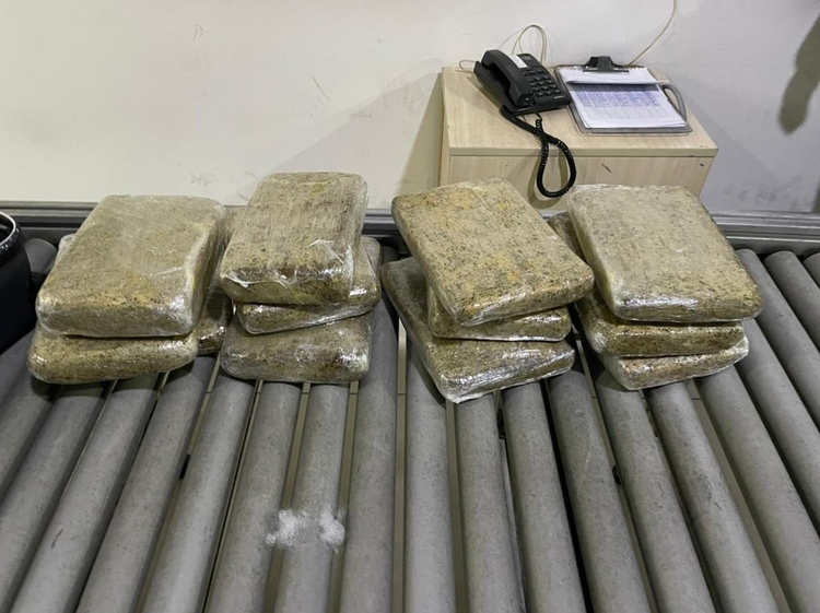 Receita Federal apreende drogas em bagagens no aeroporto de Manaus