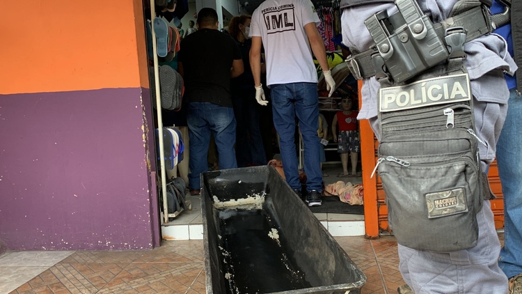 Jovem é perseguido e assassinado a tiros dentro de loja em Manaus