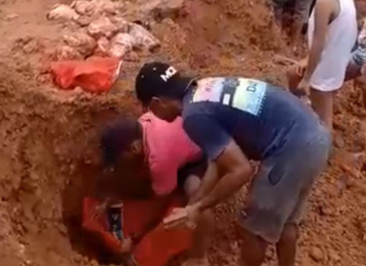 Famílias desenterram frangos estragados do lixão para se alimentar no Amazonas