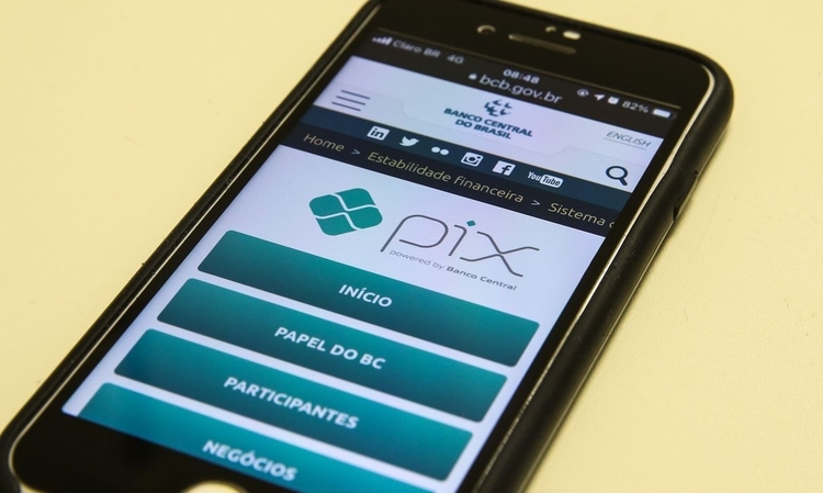 Criminosos aplicam golpes usando Pix e QR Code