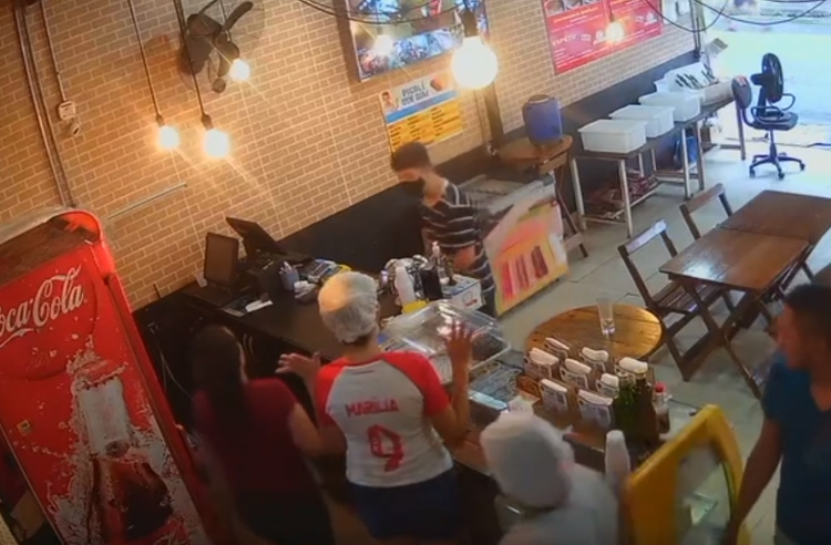 Assaltantes se passam por clientes em pizzaria de Manaus e fazem 12 reféns