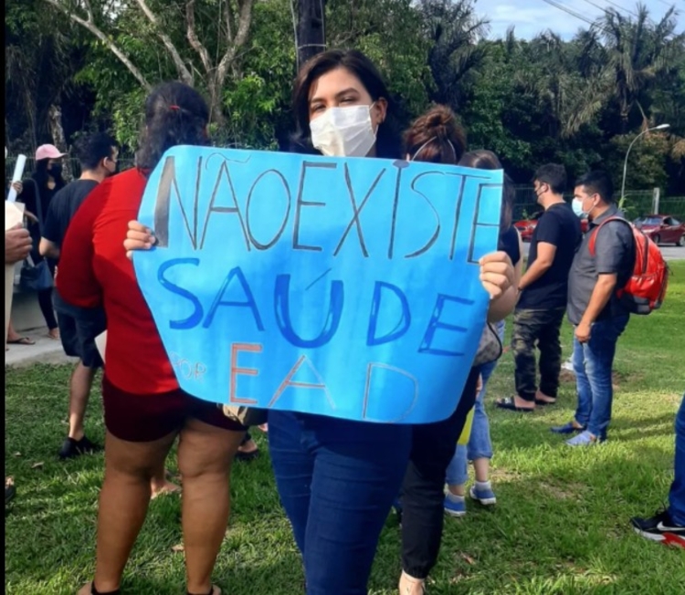 Em protesto, estudantes pedem retorno das aulas presenciais na Ufam
