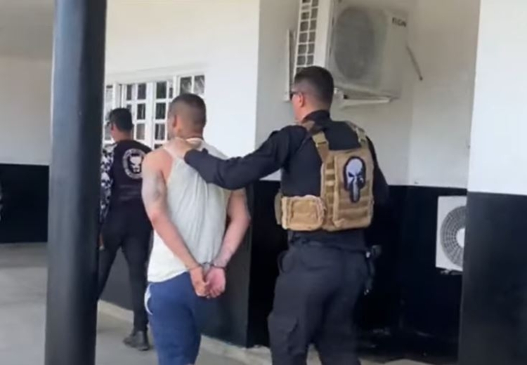 Homem é preso por agredir esposa e ameaçar enteado de 4 anos com faca no Amazonas