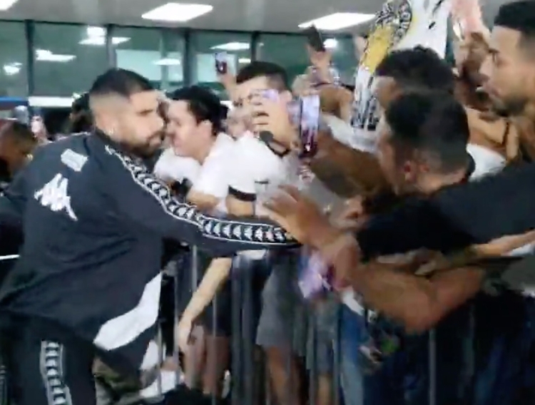 Vasco desembarca em Manaus e é recebido com festa