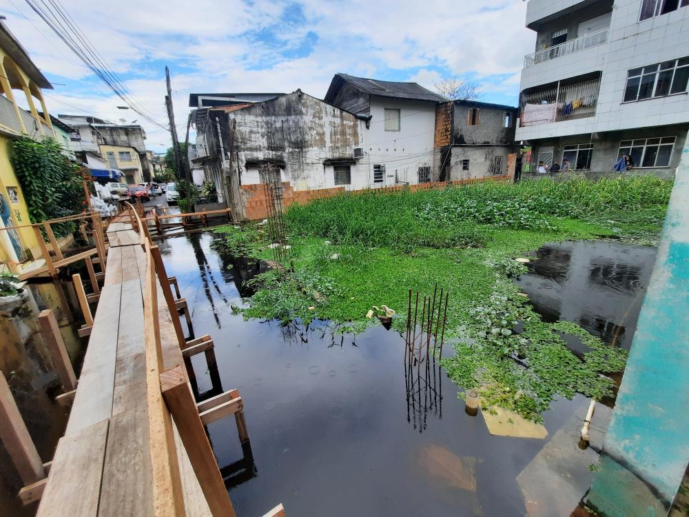 Bairro de Aparecida pede socorro devido cheia do Rio Negro