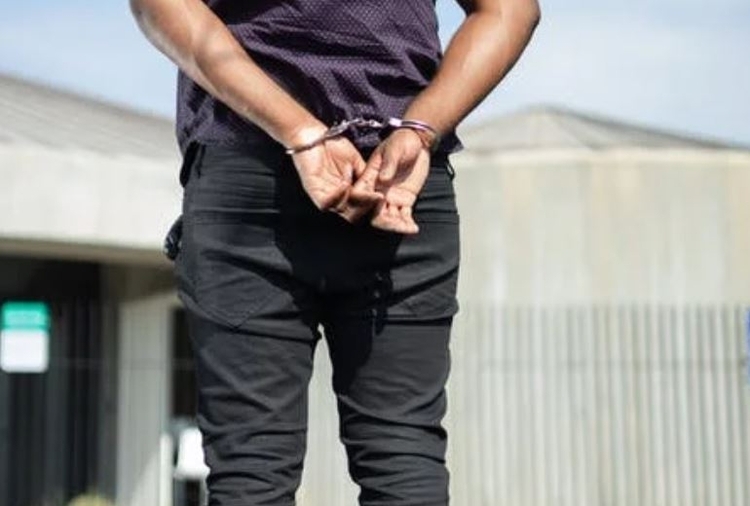Pai é preso após ameaçar e xingar filha por não aceitar sua opção sexual