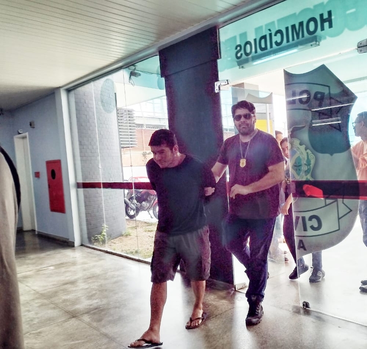 Professor de dança teve faca cravada no peito pelo namorado