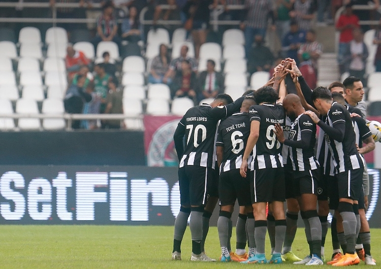 Botafogo segue em busca de um volante
