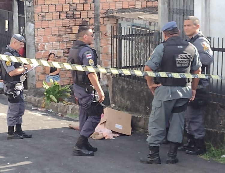 Homem é perseguido e morto a tiros após sair de beco em Manaus