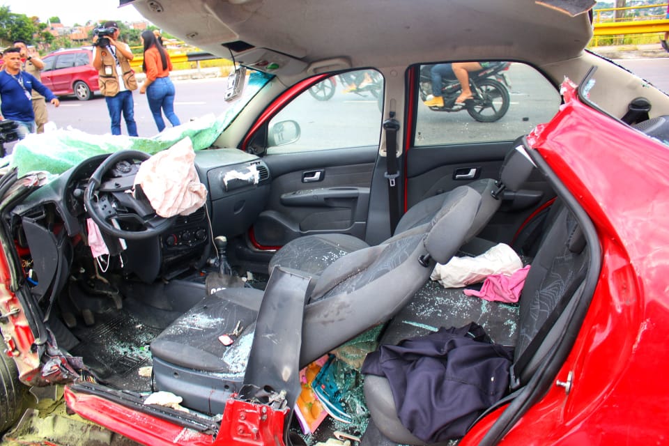Motorista é arremessado e carros ficam destruídos em grave acidente na Avenida das Flores