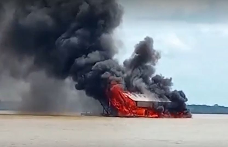 PF explode 23 balsas de garimpeiros ilegais no Rio Madeira no Amazonas