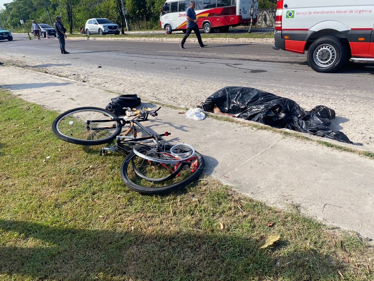 Ciclista morre ao ser arrastado por carro a caminho do trabalho em Manaus