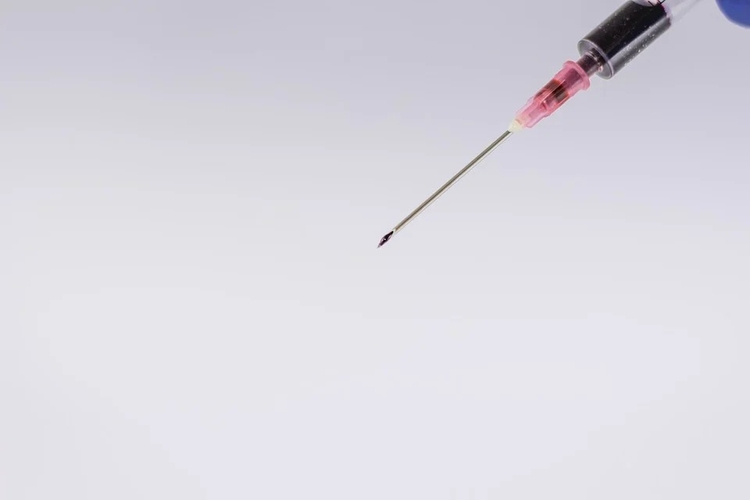 Adolescente injeta em si mesma sangue do namorado que tem HIV, como ‘prova de amor’