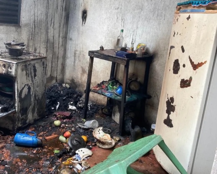 Menino de 5 anos destrói a casa após brincar com isqueiro