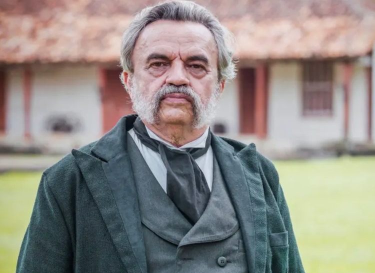 Câmeras de segurança flagram o ator José Dumont beijando menino de 12 anos na boca