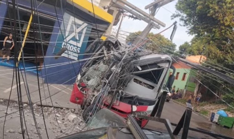 Ônibus escolar desgovernado com 30 jovens bate em poste, em Manacapuru