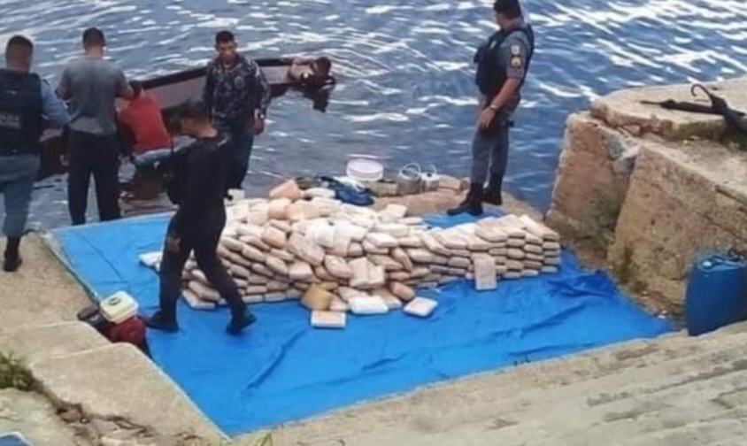 Casal é preso transportando quase 400 kg de droga em fundo falso de canoa