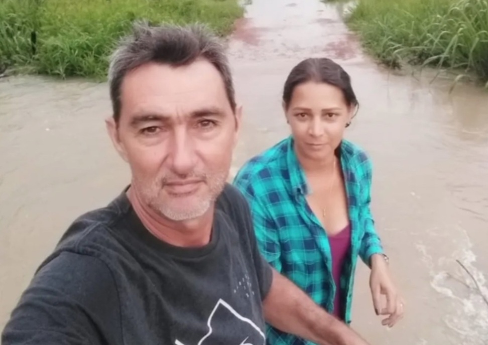 Casal enfrenta riscos e atravessa alagamento de moto para ‘tomar cachaça’